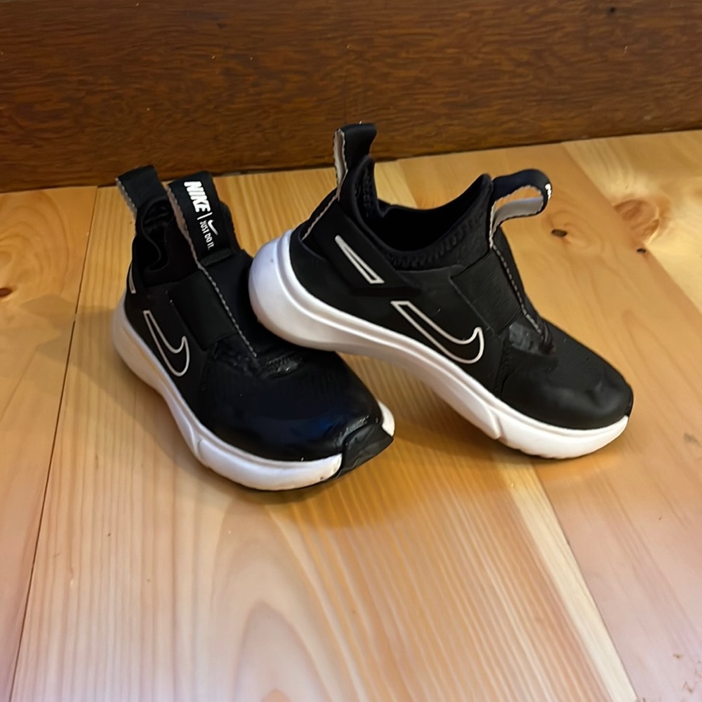 Gently used boys Nike flex runner size 10.5